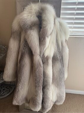 Plush Women's Fox Fur Peacoat - Cream & Gray
